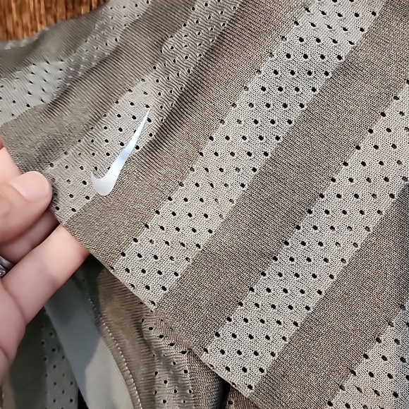 Nike Dri-Fit Athletic Top Size S - Picture 6 of 7